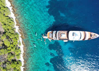 Rent a yacht in Split West Harbour - Motoryacht Yolo