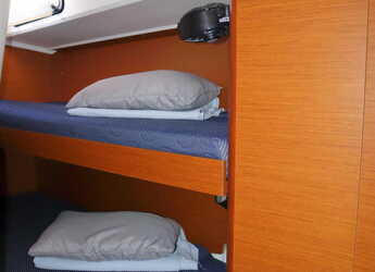 Chartern Sie segelboot in Nea Peramos - Sun Loft 47 - 6 + 1 cab.