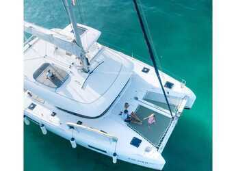 Alquilar catamarán en San Teodoro - Lagoon 42