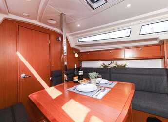 Rent a sailboat in Marina Hramina - Bavaria Cruiser 33
