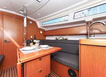 Rent a sailboat in Marina Hramina - Bavaria Cruiser 33