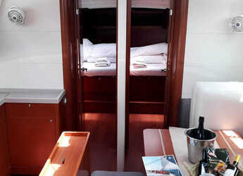 Chartern Sie segelboot in Marina Zeas - Oceanis 46.1