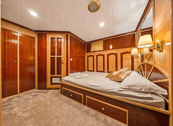 Rent a yacht in Rijeka - Motoryacht Korab