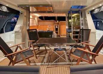 Chartern Sie yacht in Mikrolimano Port - Ferretti  Altura 52