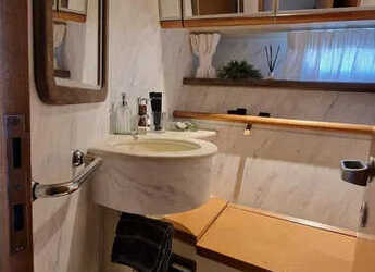 Chartern Sie yacht in Mikrolimano Port - Ferretti  Altura 52