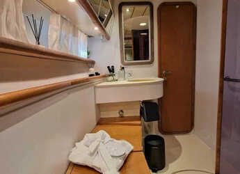 Chartern Sie yacht in Mikrolimano Port - Ferretti  Altura 52