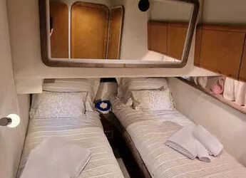 Chartern Sie yacht in Mikrolimano Port - Ferretti  Altura 52