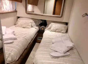 Chartern Sie yacht in Mikrolimano Port - Ferretti  Altura 52