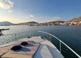 Chartern Sie yacht in Mikrolimano Port - Ferretti  Altura 52