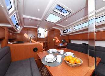 Rent a sailboat in Marina Hramina - Bavaria Cruiser 33