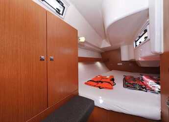 Rent a sailboat in Marina Hramina - Bavaria Cruiser 33