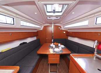 Rent a sailboat in Marina Hramina - Bavaria Cruiser 33