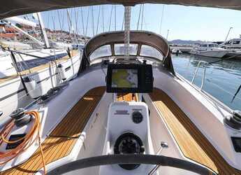 Rent a sailboat in Marina Hramina - Bavaria Cruiser 33