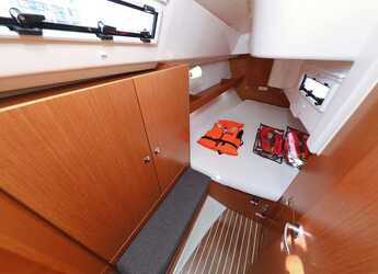 Rent a sailboat in Marina Hramina - Bavaria Cruiser 33