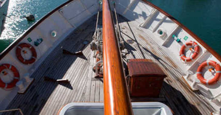 Rent a sailboat in Port Olimpic de Barcelona - Vela Clásico 35m "Southern cross"