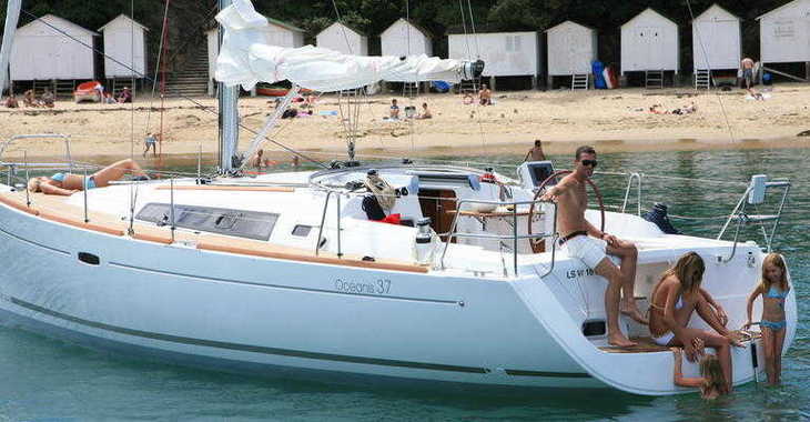 Rent a sailboat in Port Mahon - Beneteau Oceanis 37