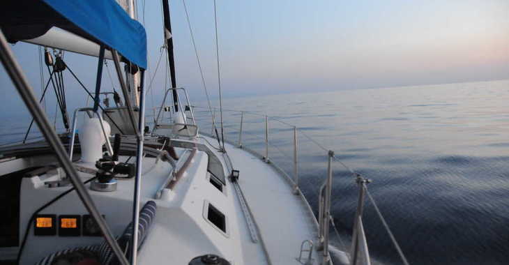 Rent a sailboat in Club Nautic Cambrils - Beneteau Oceanis 430