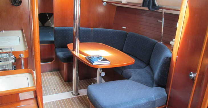 Chartern Sie segelboot in Club Naútico de Oliva - Beneteau Oceanis 351 (July and August - Friday to Friday)