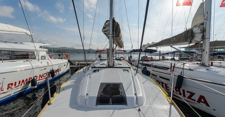 Rent a sailboat in Club Naútico de Sant Antoni de Pormany - JEANNEAU SO 449