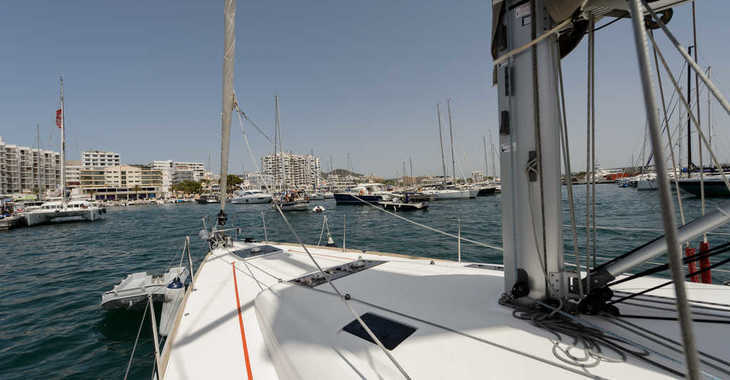 Rent a sailboat in Club Naútico de Sant Antoni de Pormany - JEANNEAU SO 509