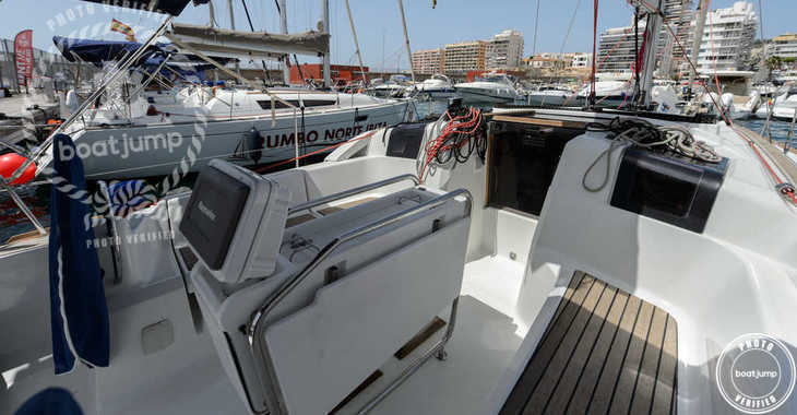 Rent a sailboat in Club Naútico de Sant Antoni de Pormany - JEANNEAU SO 379