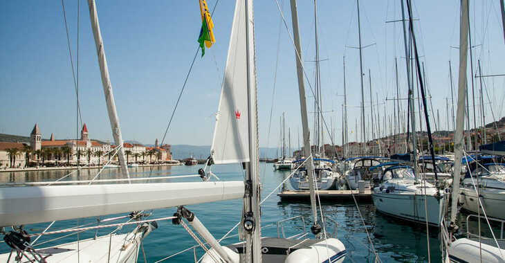 Rent a sailboat in Trogir ACI Marina - Bavaria Cruiser 34