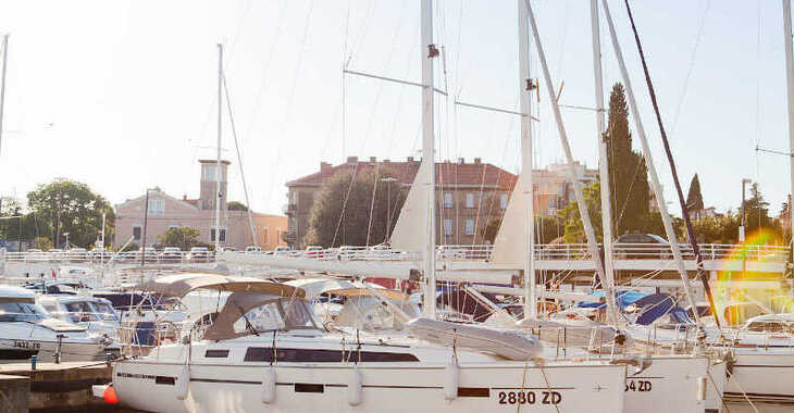 Rent a sailboat in Zadar Marina - Bavaria Cruiser 37 