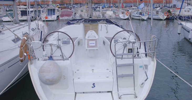 Rent a sailboat in Port Badalona - Beneteau Cyclades 393