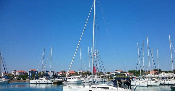 Rent a sailboat in Marina Sukosan (D-Marin Dalmacija) - Oceanis 37